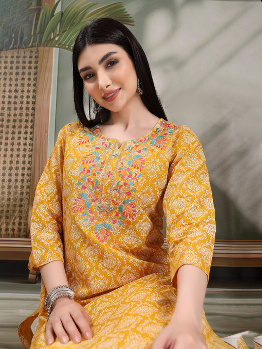 Women Floral Printed Thread Work Notch Neck Pure Cotton Straight Kurta