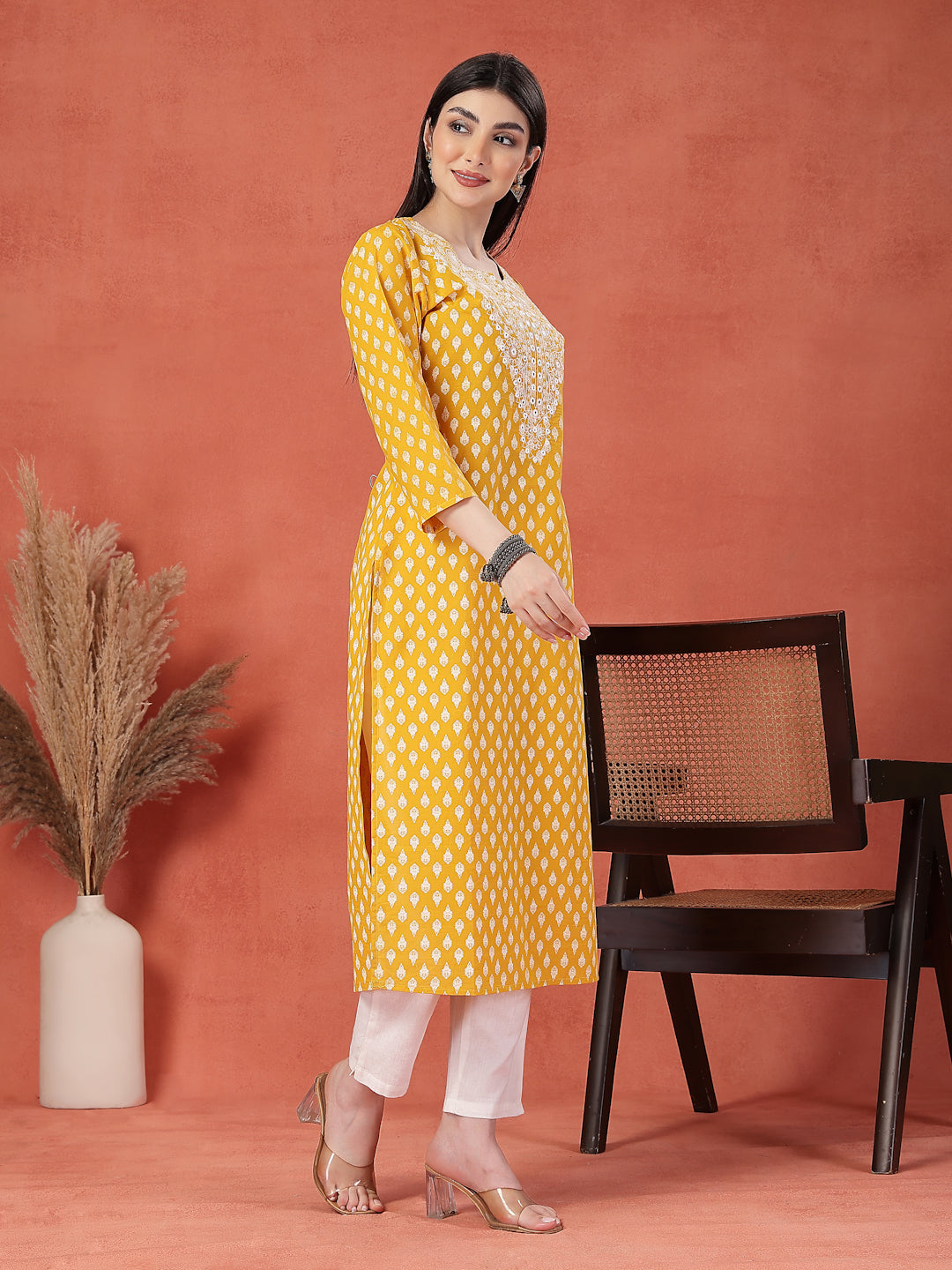 Women Floral Printed Thread Work Notch Neck Pure Cotton Straight Kurta