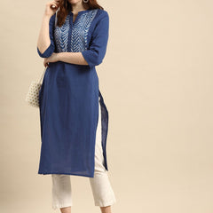 Blue Panel Print Ethnic Kurta Standing