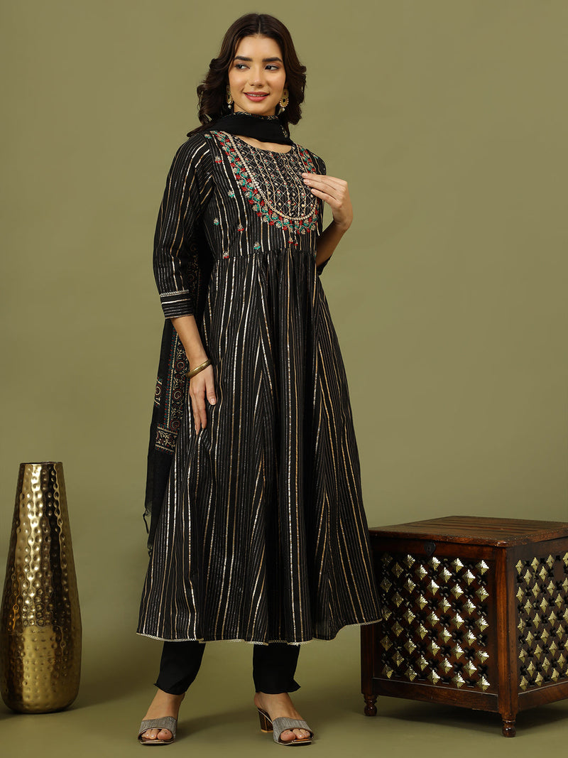 Women Woven Design Embroidered Silk Kurta with Trousers & Dupatta