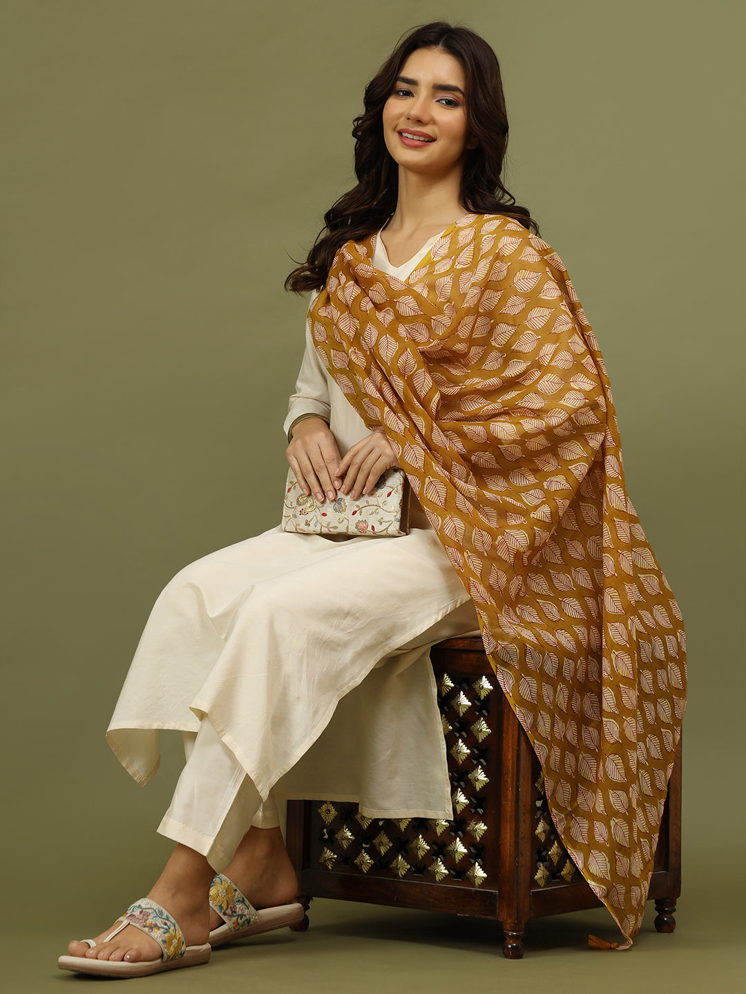Women Solid Kurta with Trousers & Floral Printed Dupatta