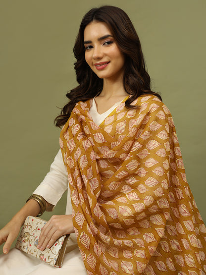 Women Solid Kurta with Trousers & Floral Printed Dupatta