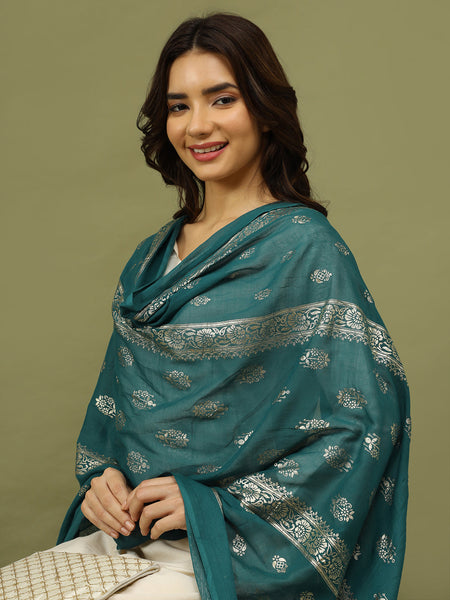 Women Solid Kurta with Trousers & Green Foil Printed Dupatta