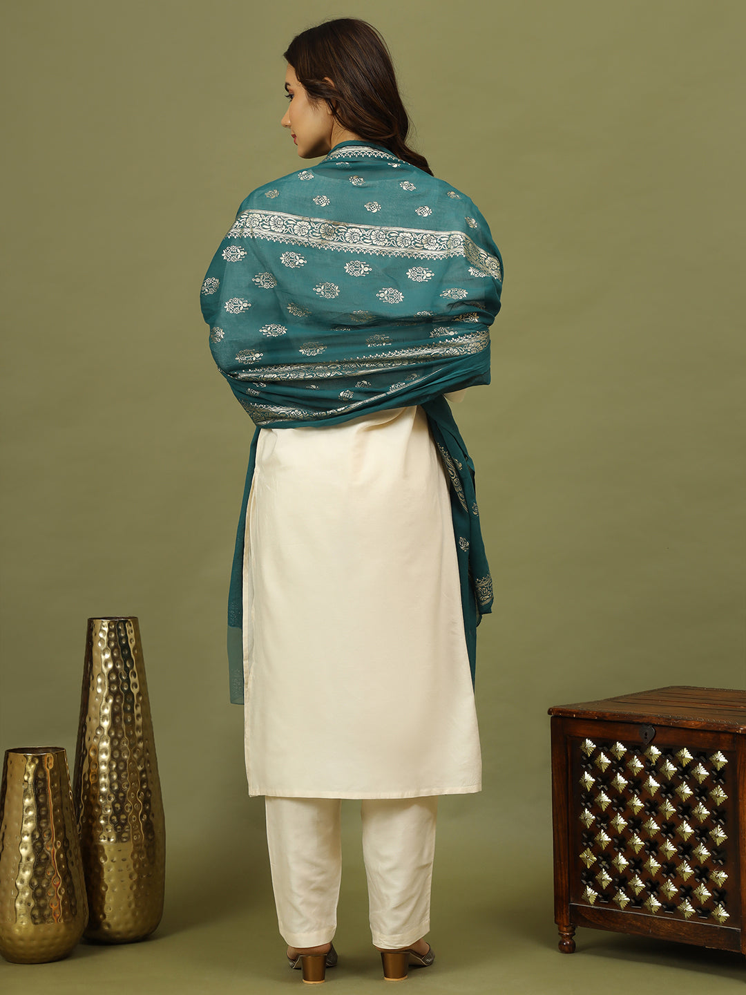 Women Solid Kurta with Trousers & Green Foil Printed Dupatta