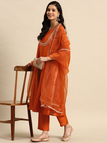Side view festive kurta outfit
