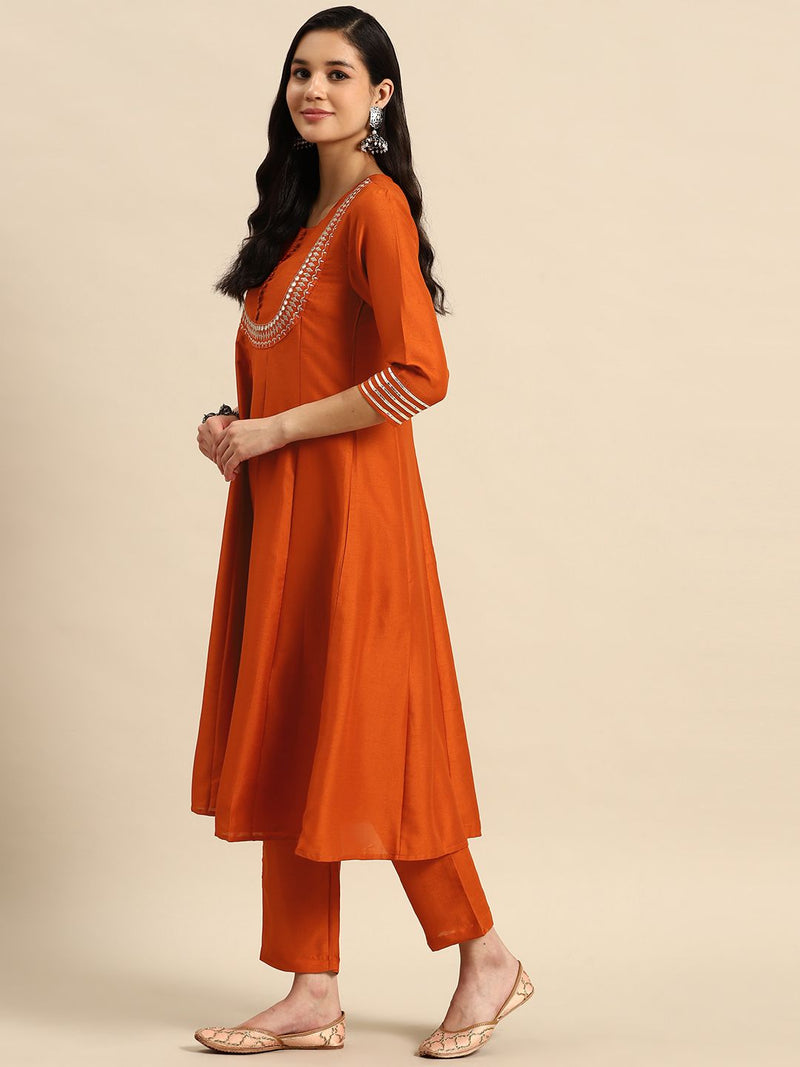 Side view festive kurta outfit for women

