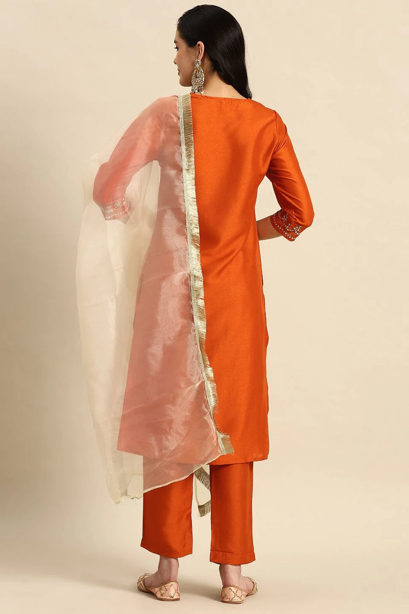 Back view traditional kurta set women
