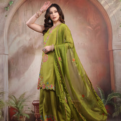 V-neck viscose kurta with embroidery detail close-up