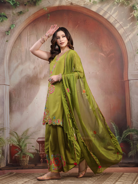 V-neck viscose kurta with embroidery detail close-up