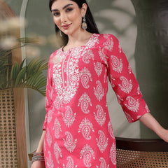 Women Paisley Printed Thread Work Notch Neck Pure Cotton Straight Kurta
