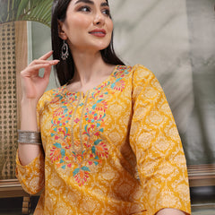 Women Floral Printed Thread Work Notch Neck Pure Cotton Straight Kurta