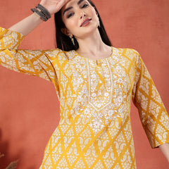 Women Yellow Floral Printed Round Neck Straight Kurta