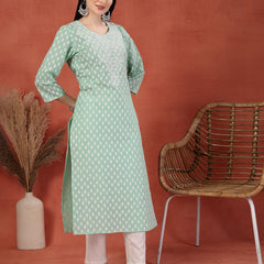 Women Floral Printed Round Neck Straight Kurta