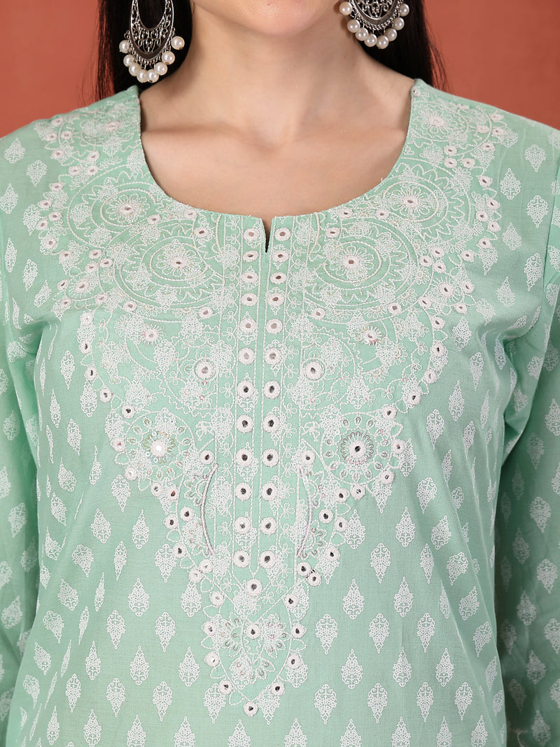 Women Floral Printed Round Neck Straight Kurta