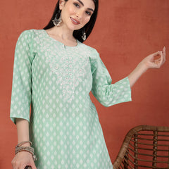 Women Floral Printed Round Neck Straight Kurta