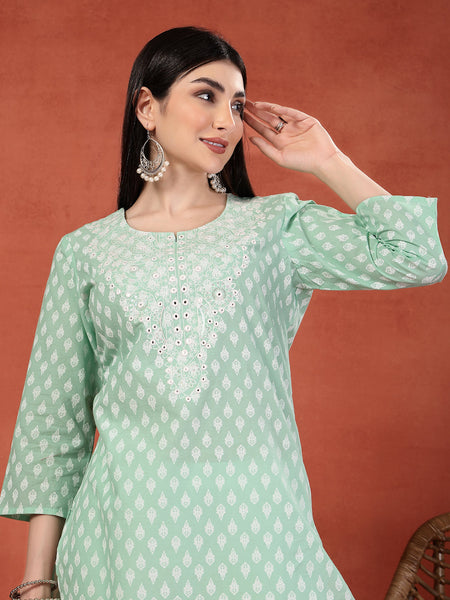 Women Floral Printed Round Neck Straight Kurta